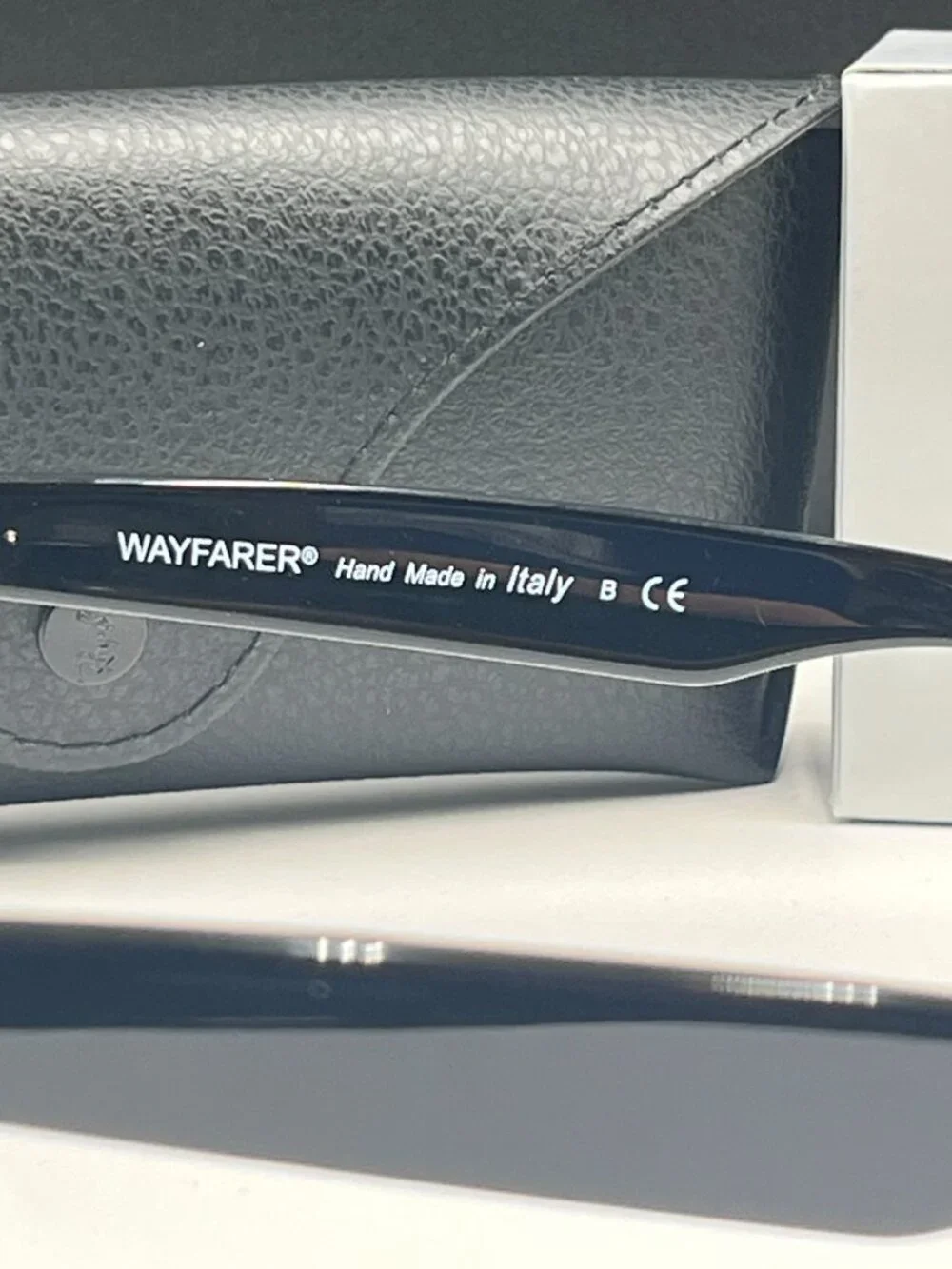 Ray-Ban Classic Wayfarer Sunglasses–Black Frame with Grey Lenses Unisex 50mm